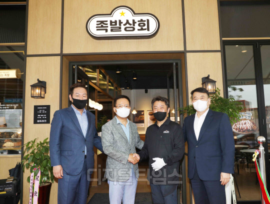 bhc 임금옥(왼쪽 두번째) 대표, 족발상회 운정점 윤현철(세번째) 점주가 악수하고 있다. <사진제공=bhc>